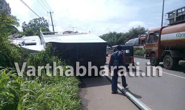 ಚಾಲಕನ ನಿಯಂತ್ರಣ ತಪ್ಪಿ ಟೆಂಪೊ ಪಲ್ಟಿ