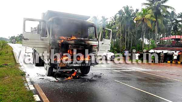 ಪಡುಬಿದ್ರೆ: ಹೆದ್ದಾರಿ ಮಧ್ಯೆ ಹೊತ್ತಿ ಉರಿದ ಲಾರಿ
