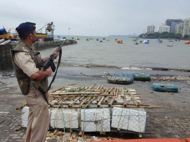 ಮುಂಬೈನಲ್ಲಿ  ಶಂಕಿತ ಉಗ್ರರು  ಪ್ರತ್ಯಕ್ಷ ?  ನೌಕಾಪಡೆ ಹೈ ಅಲರ್ಟ್‌ ....!