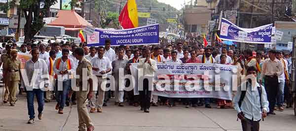 ಉಡುಪಿ: ಮರಳು ಸಮಸ್ಯೆ ಬಗೆಹರಿಸುವಂತೆ ಆಗ್ರಹಿಸಿ ಧರಣಿ