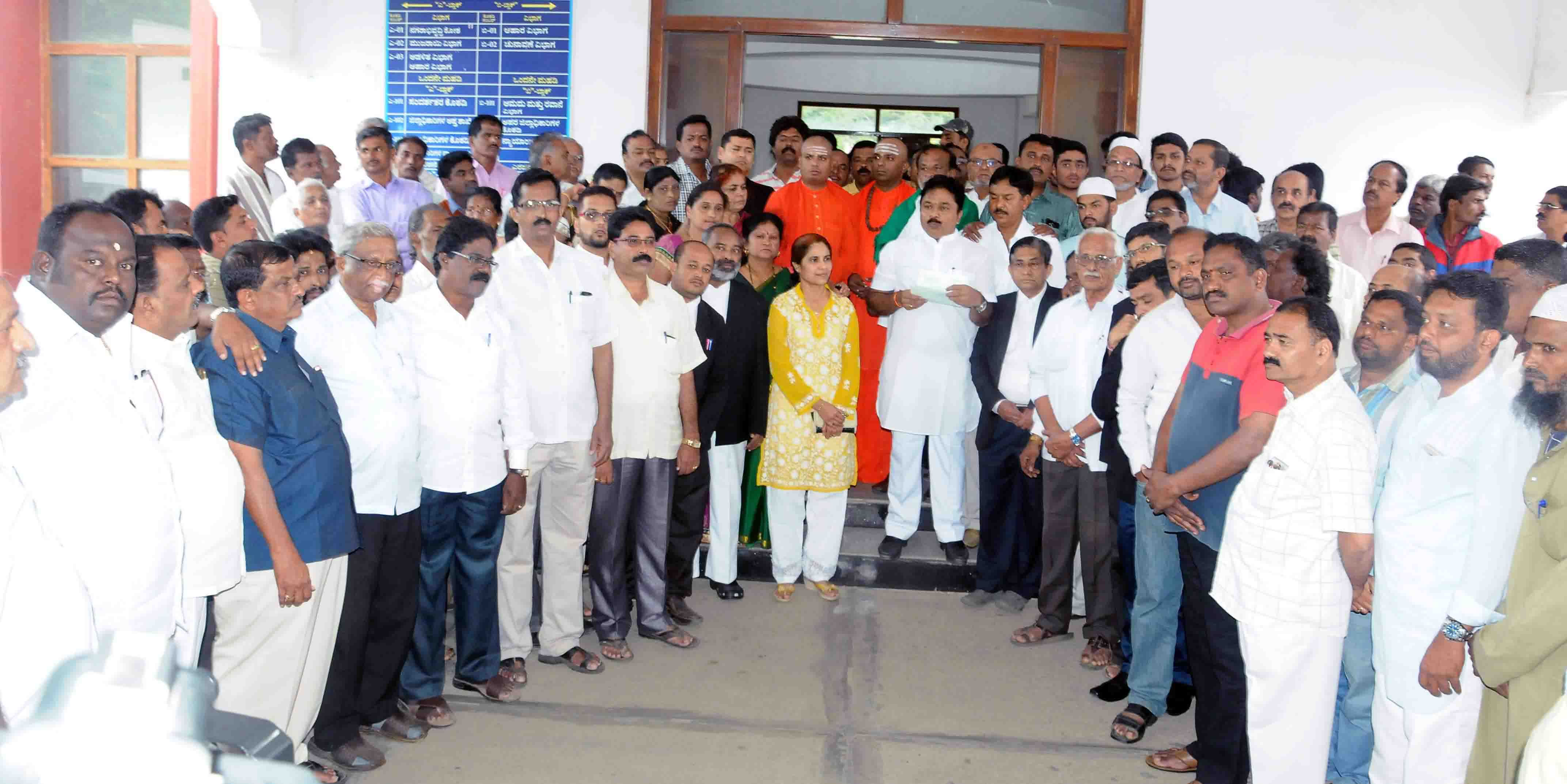 ಕೇಂದ್ರ ಮಧ್ಯಪ್ರವೇಶಕ್ಕೆ ಆಗ್ರಹಿಸಿ ಪ್ರತಿಭಟನೆ