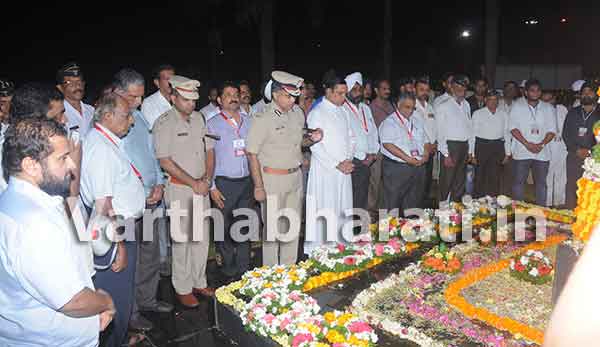 ಹುತಾತ್ಮ ಯೋಧರಿಗೆ ಶ್ರದ್ಧಾಂಜಲಿ; ಮೌನ ಮೆರವಣಿಗೆ