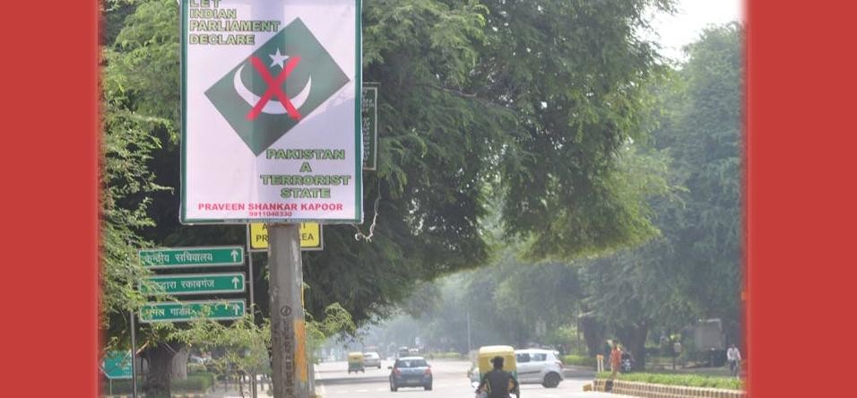 ದಿಲ್ಲಿಯ ರಸ್ತೆಬದಿ ಪಾಕ್ ವಿರೋಧಿ ಪೋಸ್ಟರ್: ಭಯೋತ್ಪಾದಕ ರಾಷ್ಟ್ರವೆಂದು ಘೋಷಿಸಲು ಕರೆ