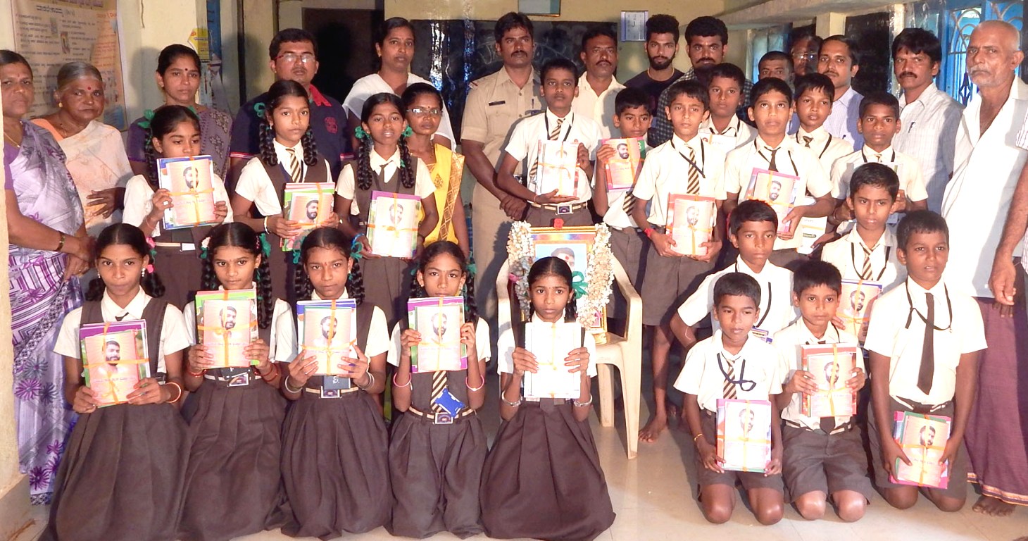 ಮಣಿಕಂಠ ನಾಯ್ಕ ಸ್ಮಾರಕ ಪ್ರತಿಷ್ಠಾನದಿಂದ ಪಠ್ಯ ವಿತರಣೆ