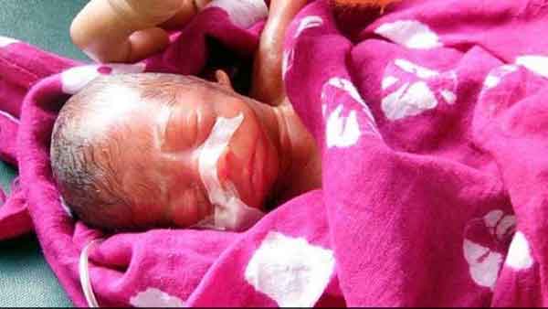 ಹೂಳಲು ಹೊರಟಾಗ ಅತ್ತ ಹೆಣ್ಣು ಮಗು !