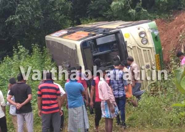 ಉರುಳಿ ಬಿದ್ದ ನರ್ಮ್ ಬಸ್: ಇಬ್ಬರಿಗೆ ಗಾಯ