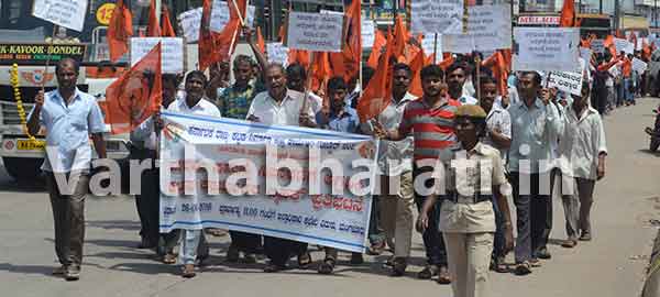 ಮರಳು ಸಮಸ್ಯೆ ನಿವಾರಿಸಲು ಒತ್ತಾಯಿಸಿ ಧರಣಿ