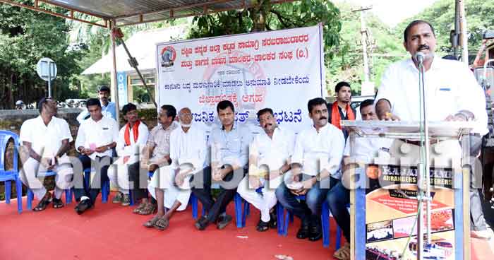 ಮರಳುಗಾರಿಕೆ, ಸಾಗಾಟಕ್ಕೆ ಅನುಮತಿ ನೀಡಲು ಒತ್ತಾಯಿಸಿ ಧರಣಿ