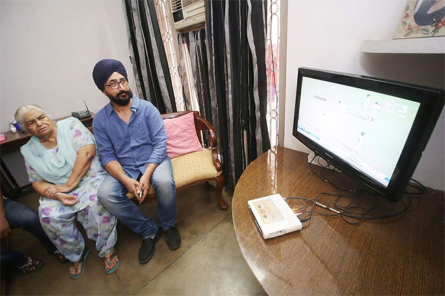 ಮೊಹಾಲಿಯಲ್ಲಿ  ಮೊಮ್ಮಗ ಕಿವೀಸ್‌ನ  ಬೌಲರ್‌ ಸೋಧಿ ಭೇಟಿಗೆ  ಕಾಯುತ್ತಿರುವ ಅಜ್ಜಿ ಕೌರ್‌