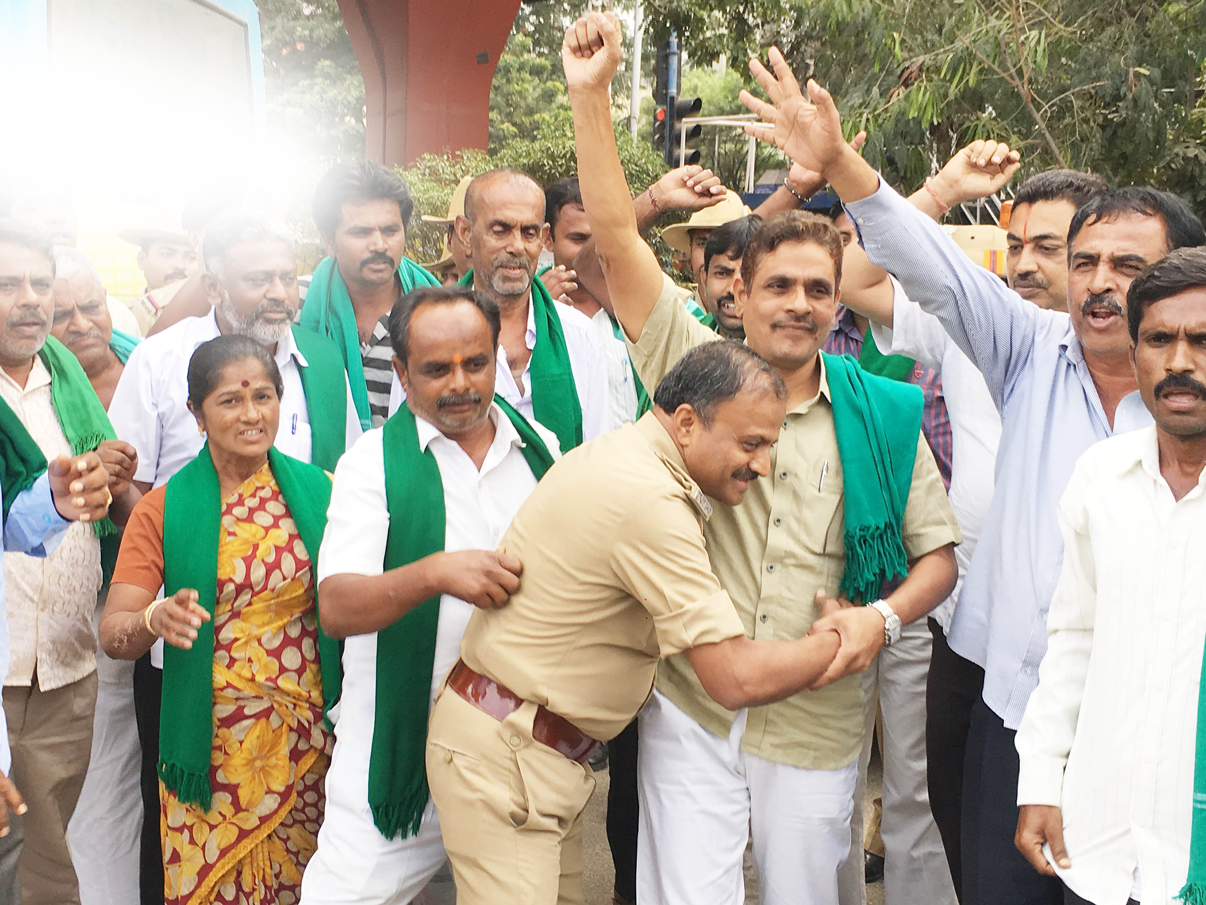 ರೈತ ಮುಖಂಡರ ಬಂಧನ, ಬಿಡುಗಡೆ