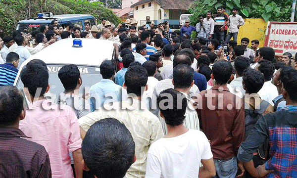 ಕಡಬ:ಠಾಣೆಯೆದುರು ಕೆಎಸ್ಸಾರ್ಟಿಸಿ ನಿರ್ವಾಹಕನ ಶವವಿಟ್ಟು ಆಕ್ರೋಶ ವ್ಯಕ್ತಪಡಿಸಿದ ಸಂಬಂಧಿಕರು