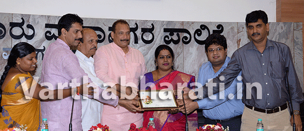 ಮನಪಾಕ್ಕೆ ಬಯಲು ಶೌಚಾಲಯ ಮುಕ್ತ ನಗರ ಪ್ರಮಾಣಪತ್ರ ಹಸ್ತಾಂತರ