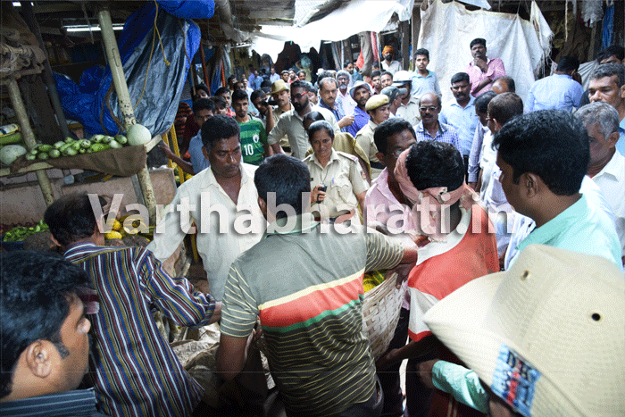 ಸೆಂಟ್ರಲ್ ಮಾರ್ಕೆಟ್‌ನಿಂದ ವ್ಯಾಪಾರಿಗಳ ಎತ್ತಂಗಡಿ