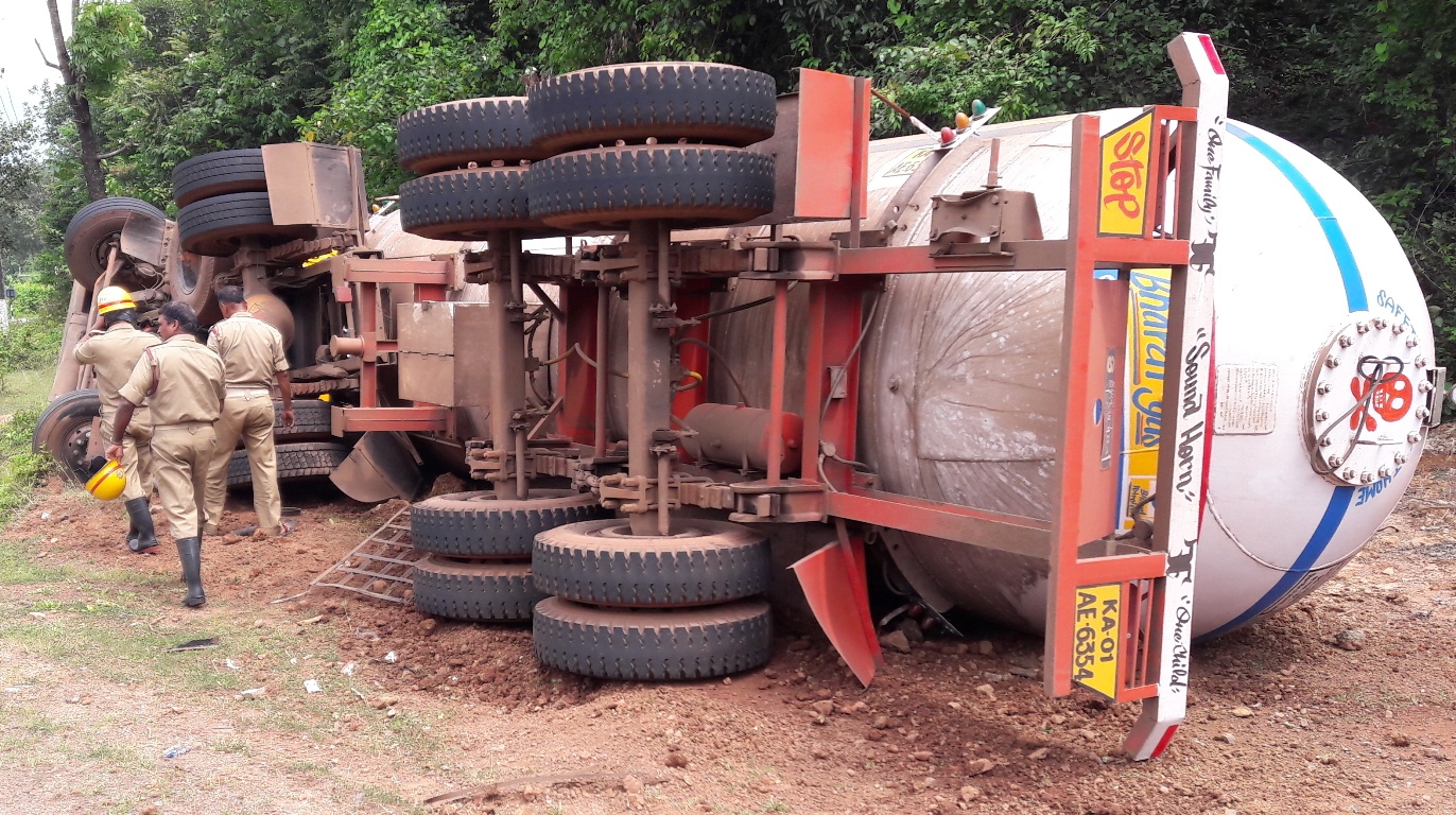 ಕಂಚಿನಬಾಗಿಲ ಸಮೀಪ  ಗ್ಯಾಸ್  ಟ್ಯಾಂಕರ್ ಪಲ್ಟಿ