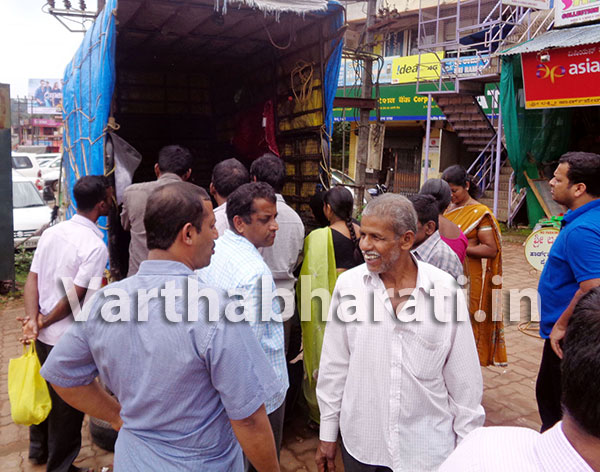 ಕಾವೇರಿ ಎಫೆಕ್ಟ್: 45 ನಿಮಿಷದಲ್ಲಿ ಎರಡೂವರೆ ಟನ್ ಈರುಳ್ಳಿ ಖಾಲಿ