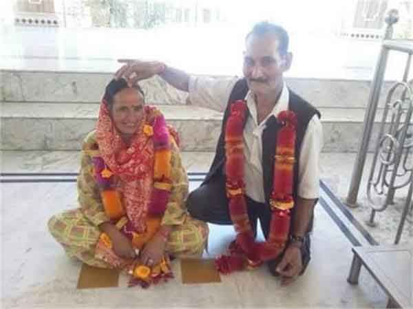 ಪ್ರೀತಿಸಲು ವಯಸ್ಸು ಅಡ್ಡಿಯಲ್ಲ ಎಂದು ಸಾಬೀತು ಪಡಿಸಿದ ವಯೋವೃದ್ಧ ವಧುವರರು!