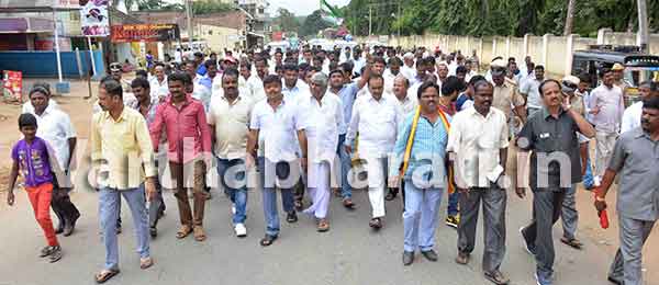 ಹಾಸನ: ತಮಿಳುನಾಡಿಗೆ ನೀರು ಹರಿಸುವುದನ್ನು ಖಂಡಿಸಿ ಜೆಡಿಎಸ್‌ನಿಂದ ಧರಣಿ