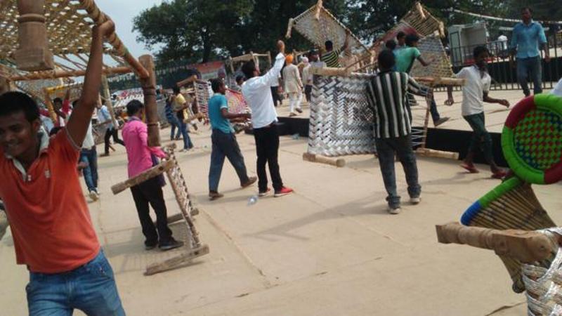 ರಾಹುಲ್ ಸಭೆಗೆ ತಂದಿದ್ದ ಮಂಚಗಳನ್ನು ಮನೆಗೆ ಹೊತ್ತೊಯ್ದ ಗ್ರಾಮಸ್ಥರು !