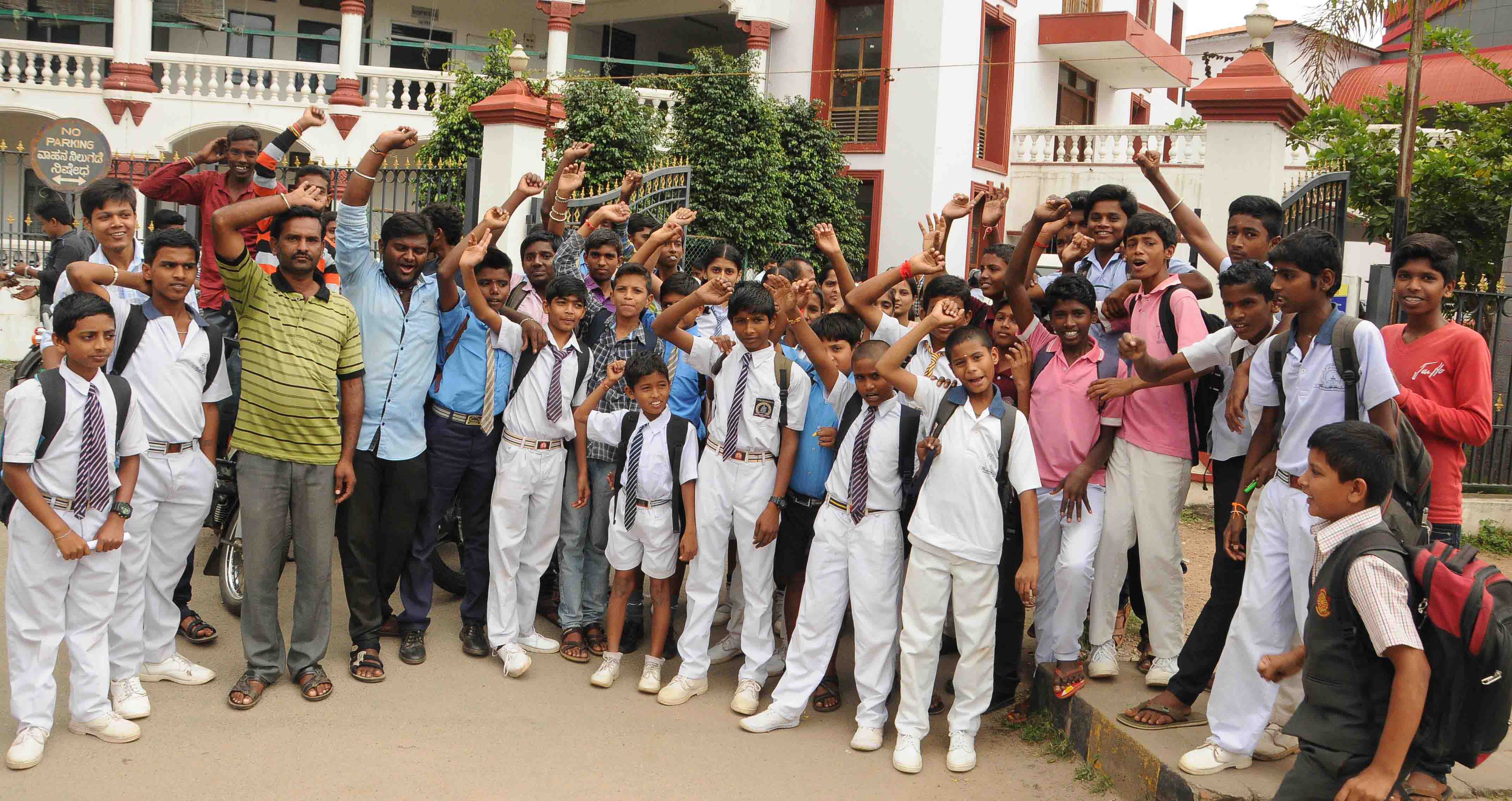 ಜಿಲ್ಲಾಡಳಿತದ ನಿರ್ಲಕ್ಷ್ಯ  ಧೋರಣೆ: ವಿದ್ಯಾರ್ಥಿಗಳ ಧರಣಿ