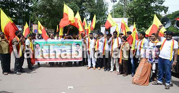 ಸುಪ್ರೀಂ ಕೋರ್ಟ್ ತೀರ್ಪು ಖಂಡಿಸಿ ಕರವೇ ವತಿಯಿಂದ ಪ್ರತಿಭಟನೆ