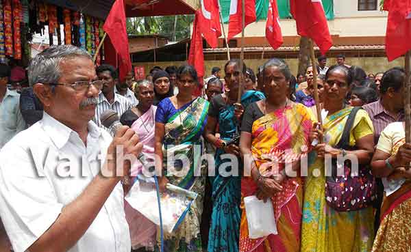 ಸಾಲಿಗ್ರಾಮ: ನಿವೇಶನ ಹಕ್ಕುಪತ್ರಕ್ಕೆ ಒತ್ತಾಯಿಸಿ ಪಟ್ಟಣ ಪಂಚಾಯತ್ ಎದುರು ಧರಣಿ