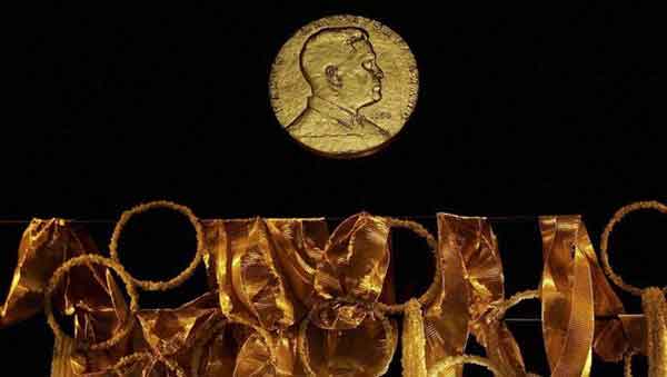 ಇಬ್ಬರು ನೊಬೆಲ್ ತೀರ್ಪುಗಾರರಿಗೆ ಸ್ಥಾನ ಬಿಡಲು ಸೂಚನೆ