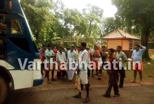 ಮರ್ಕಂಜ: ಖಾಸಗಿ ಬಸ್ ತಡೆದು ಪ್ರತಿಭಟನೆ