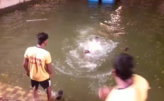 ಗಣೇಶನ ಬದಲು ಪೊಲೀಸನ್ನೇ ವಿಸರ್ಜಿಸಲು ಯತ್ನಿಸಿದ ಗುಂಪು !