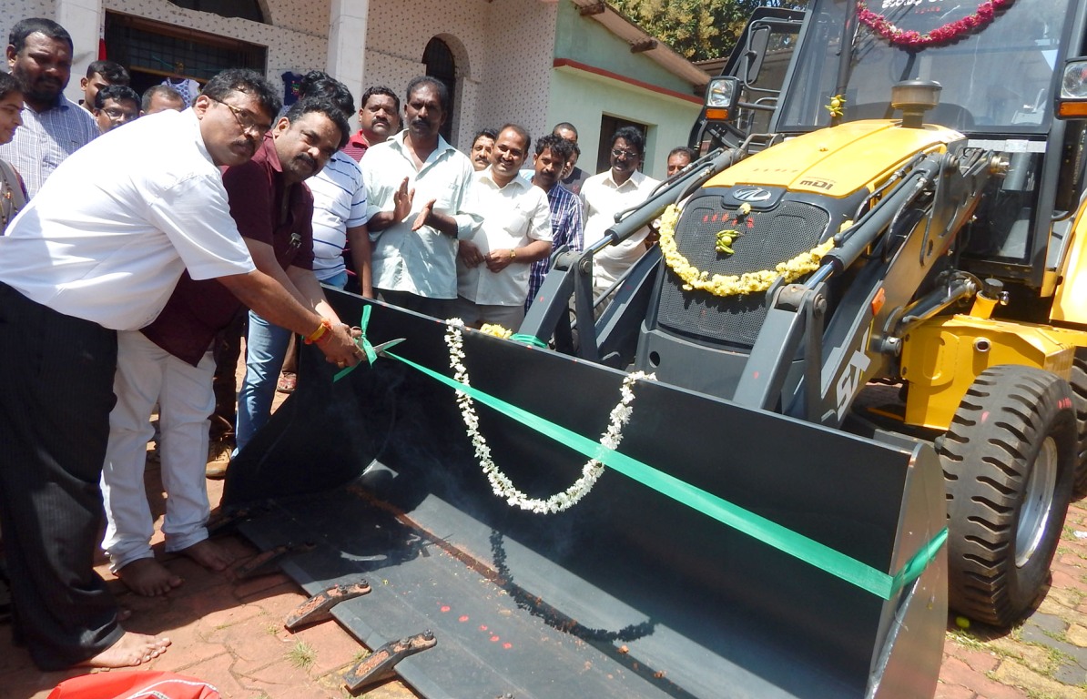 ಜೆಸಿಬಿ ವಾಹನಕ್ಕೆ ಶಾಸಕರಿಂದ ಚಾಲನೆ