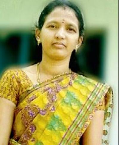 ಕಾಡುದಾರಿಯಲ್ಲಿ ಹತ್ತು ಕಿಮೀ ಕಾಲ್ನಡಿಗೆಯಲ್ಲೇ ಹೋಗಿ ಪಾಠ ಹೇಳುವ ಶಿಕ್ಷಕಿ ಸುಮಿತ್ರಾ ಕೋಳೂರು