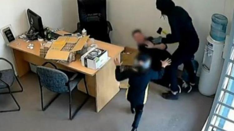 ದರೋಡೆ ಕೋರರಿಂದ ಅಂಗಡಿಯ ನೌಕರನನ್ನು ರಕ್ಷಿಸಿದ ಆರು ವರ್ಷದ ಭಾರತೀಯ ಬಾಲಕಿ : ವೀಡಿಯೊ