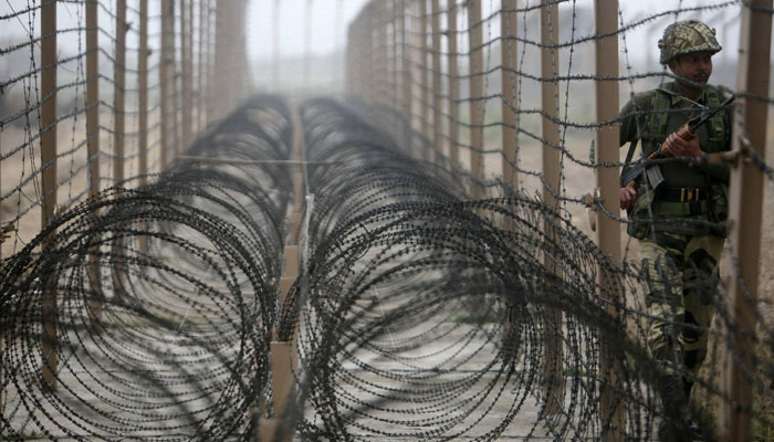 ಬೆಳೆದು ನಿಂತ ಪೈರು ಬಿಟ್ಟು ಗ್ರಾಮದಿಂದ ಓಡಿದರು !