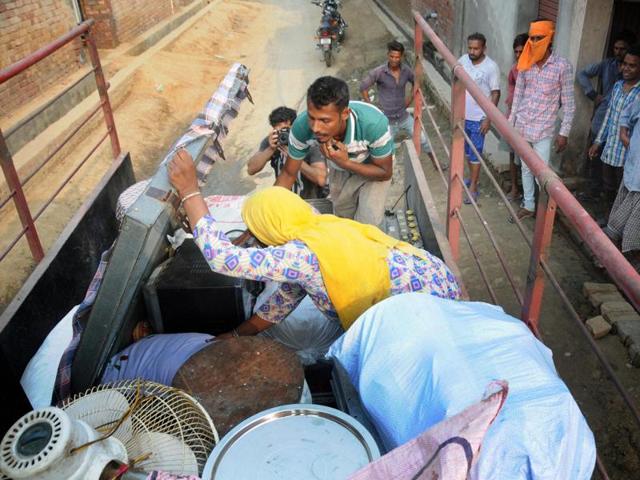 ಗಡಿಯಿಂದ ಗುಳೇ ಹೋಗುವವರನ್ನು ಕೇಳುವವರೇ ಇಲ್ಲ !