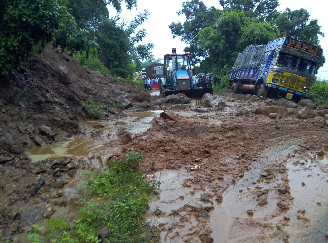 ಕಾರವಾರ: ಭಾರೀ ಮಳೆಗೆ ಗುಡ್ಡ ಕುಸಿತ