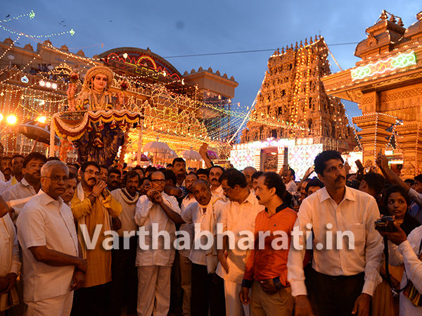 ಮಂಗಳೂರು ದಸರಾ ವರ್ಣರಂಜಿತ ಮೆರವಣಿಗೆಗೆ ಚಾಲನೆ