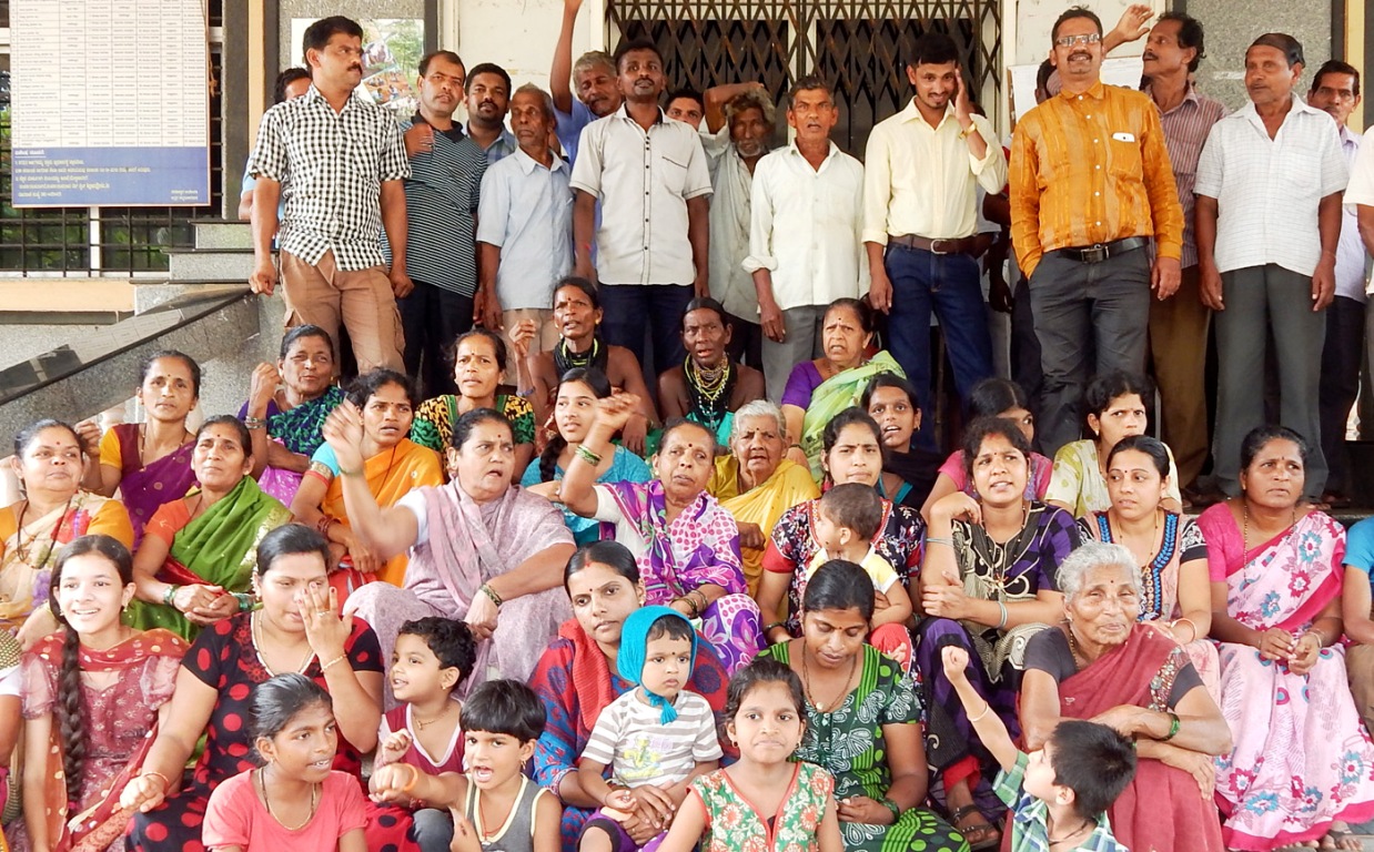 ಗಂಜಿಕೇಂದ್ರ ಸ್ಥಗಿತ : ತಹಶೀಲ್ದಾರ್ ವಿರುದ್ಧ ನಿರಾಶ್ರಿತರ ಪ್ರತಿಭಟನೆ