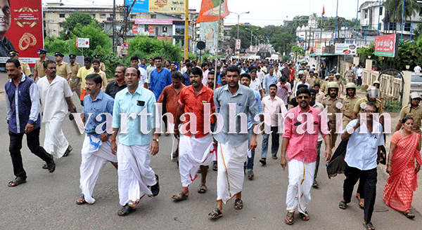 ಕಾಸರಗೋಡಿನಲ್ಲಿ ಹಿಂಸಾಚಾರಕ್ಕೆ ತಿರುಗಿದ ಹರತಾಳ
