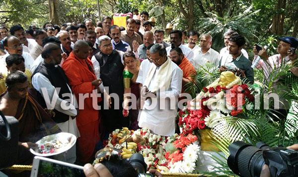 ವಾಲ್ಮೀಕಿ ಪ್ರತಿಮೆ ರಚನೆ ಕಾಮಗಾರಿಗೆ ಸಿಎಂರಿಂದ ಶಿಲಾನ್ಯಾಸ