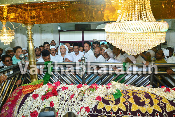 ಮಾಜಿ ಪ್ರಧಾನಿ ಎಚ್.ಡಿ. ದೇವೇಗೌಡ ಉಳ್ಳಾಲ ದರ್ಗಾಕ್ಕೆ ಭೇಟಿ