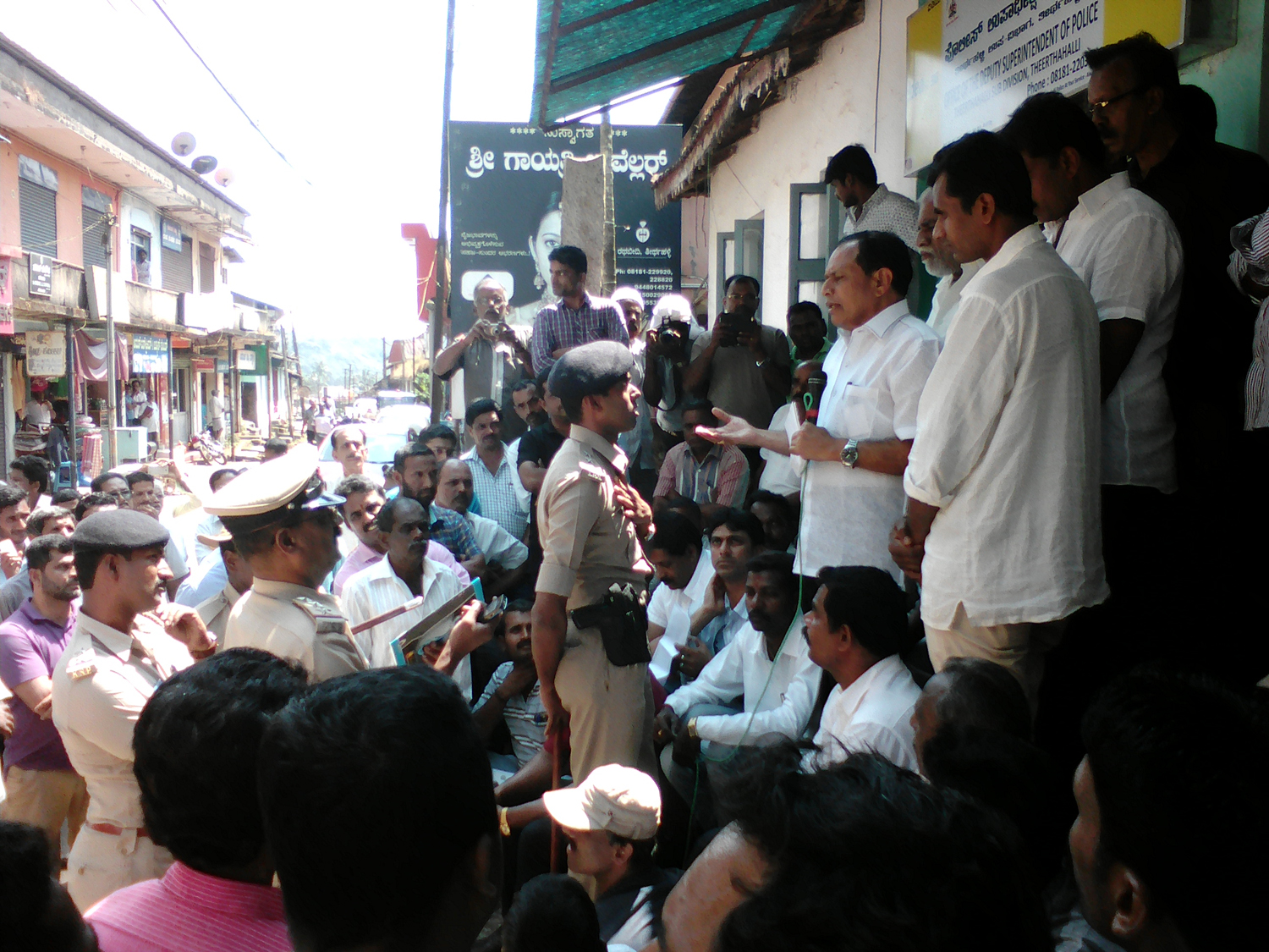 ಮರಳು ನೀತಿಯ ಸಭೆಗೆ ಡಿವೆಎಸ್ಪಿ  ಗೈರು
