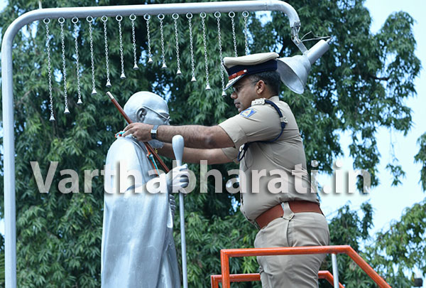 ಮಂಗಳೂರಿನಲ್ಲಿ ಗಾಂಧಿ ಜಯಂತಿ: ಕಮಿಷನರ್ ರಿಂದ ಗಾಂಧಿ ಪ್ರತಿಮೆಗೆ ಮಾಲಾರ್ಪಣೆ