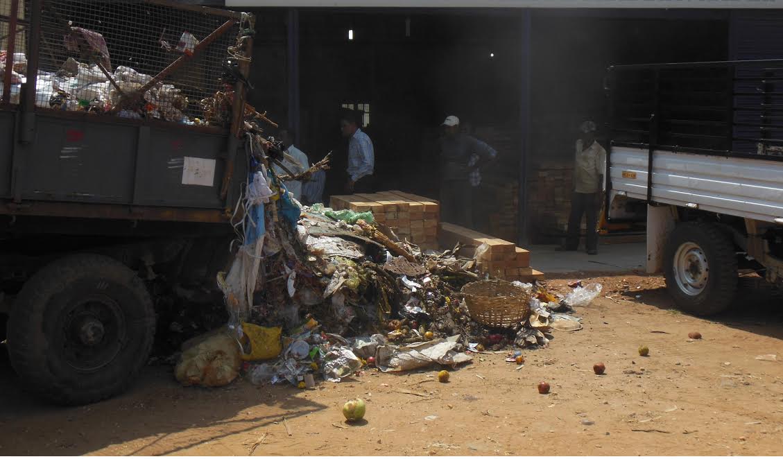 ಕಂದಾಯ ಬಾಕಿ: ಅಂಗಡಿಗಳಿಗೆ ಮುತ್ತಿಗೆ ಹಾಕಿದ ಅಧಿಕಾರಿಗಳು