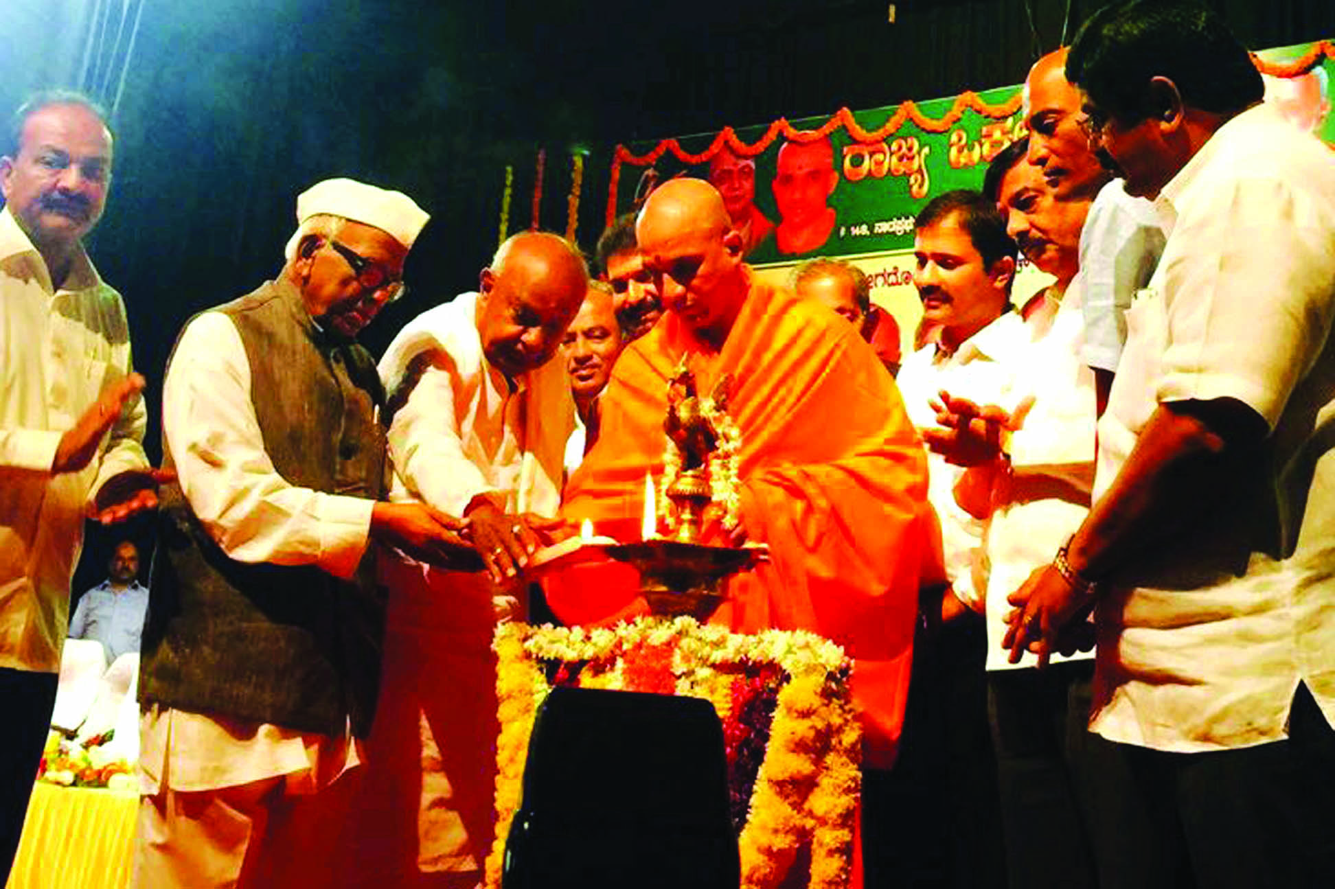 ಕೆಂಪೇಗೌಡರ ಹೆಸರು ಸಹಿಸದವರಿಂದ ಬೆಂಗಳೂರು ವಿಭಜನೆ