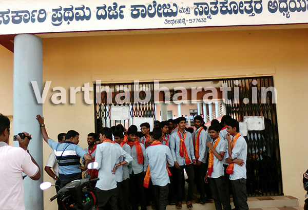 ಸಮವಸ್ತ್ರ ಸಂಹಿತೆಗೆ ಆಗ್ರಹಿಸಿ ಕೇಸರಿ ಶಾಲು ಧರಿಸಿ ಕಾಲೇಜಿಗೆ ಬಂದ ವಿದ್ಯಾರ್ಥಿಗಳು