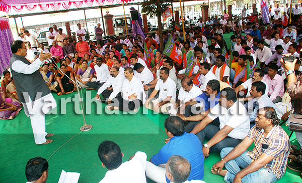 ರಾಜ್ಯ ಸರಕಾರದ ವಿರುದ್ಧ ಬಿಜೆಪಿಯಿಂದ ಧರಣಿ