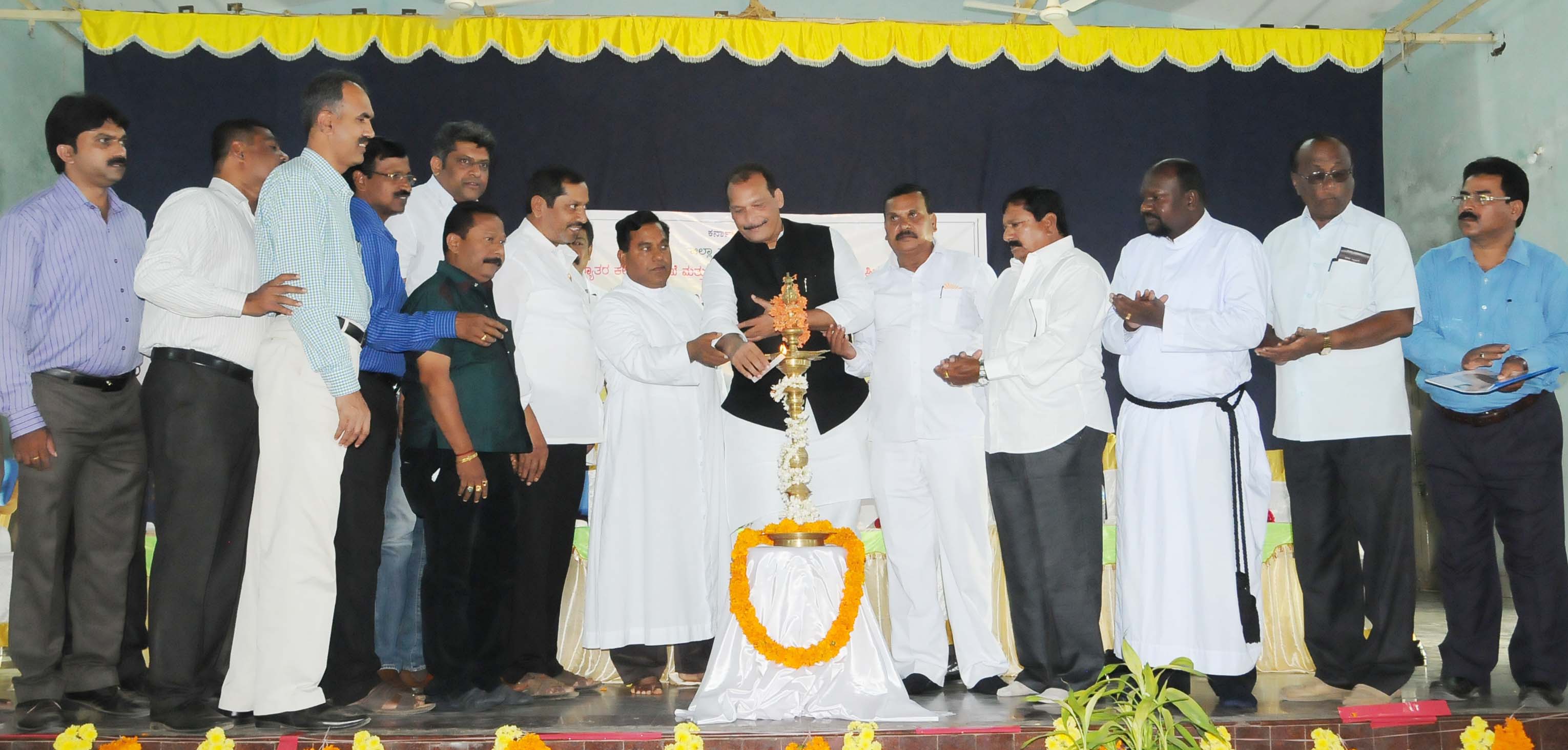 ಜಿಲ್ಲಾ ಕೇಂದ್ರಗಳಲ್ಲಿ  ಅಲ್ಪಸಂಖ್ಯಾತರ ಮಾಹಿತಿ ಕೇಂದ್ರ: ಐವನ್ ಡಿಸೋಜಾ