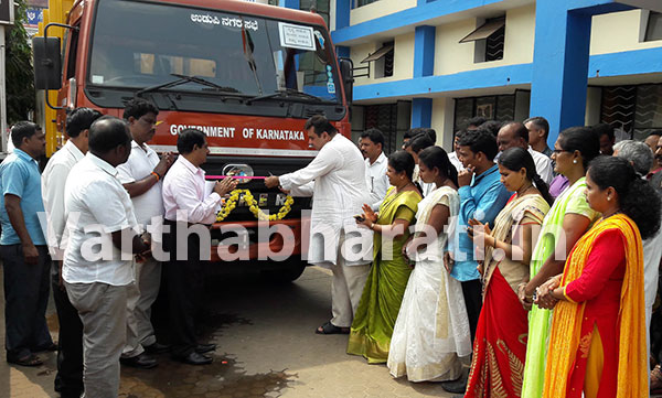 ನಗರಸಭೆಯ ರೆಫ್ಯೂಸ್ ಕಂಪ್ಯಾಕ್ಟರ್ ವಾಹನ ಉದ್ಘಾಟನೆ