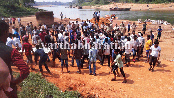 ಅಕ್ರಮ ಮರಳು ಅಡ್ಡೆಗೆ ದಾಳಿ: ಪೊಲೀಸರನ್ನು ನೋಡಿ ನದಿಗೆ ಹಾರಿದ ಕಾರ್ಮಿಕ ಮೃತ್ಯು