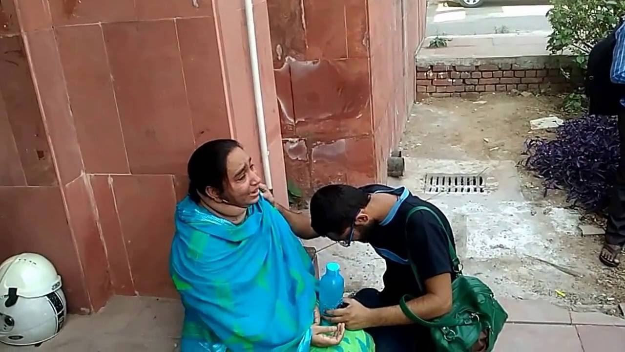 ನನ್ನ ಮಗ ಎಲ್ಲಿದ್ದಾನೆ ? : ಕೇಳುವವರು ಇಲ್ಲದ ನಜೀಬ್ ತಾಯಿ ಅಳಲು