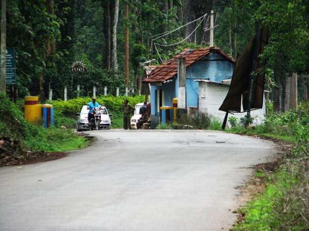 ಕೇರಳ-ಕರ್ನಾಟಕ ಗಡಿಯಲ್ಲಿ ಪ್ರಯಾಣಿಸುವ ಕೇರಳಿಗರು ಭೀತಿಯಲ್ಲಿ !
